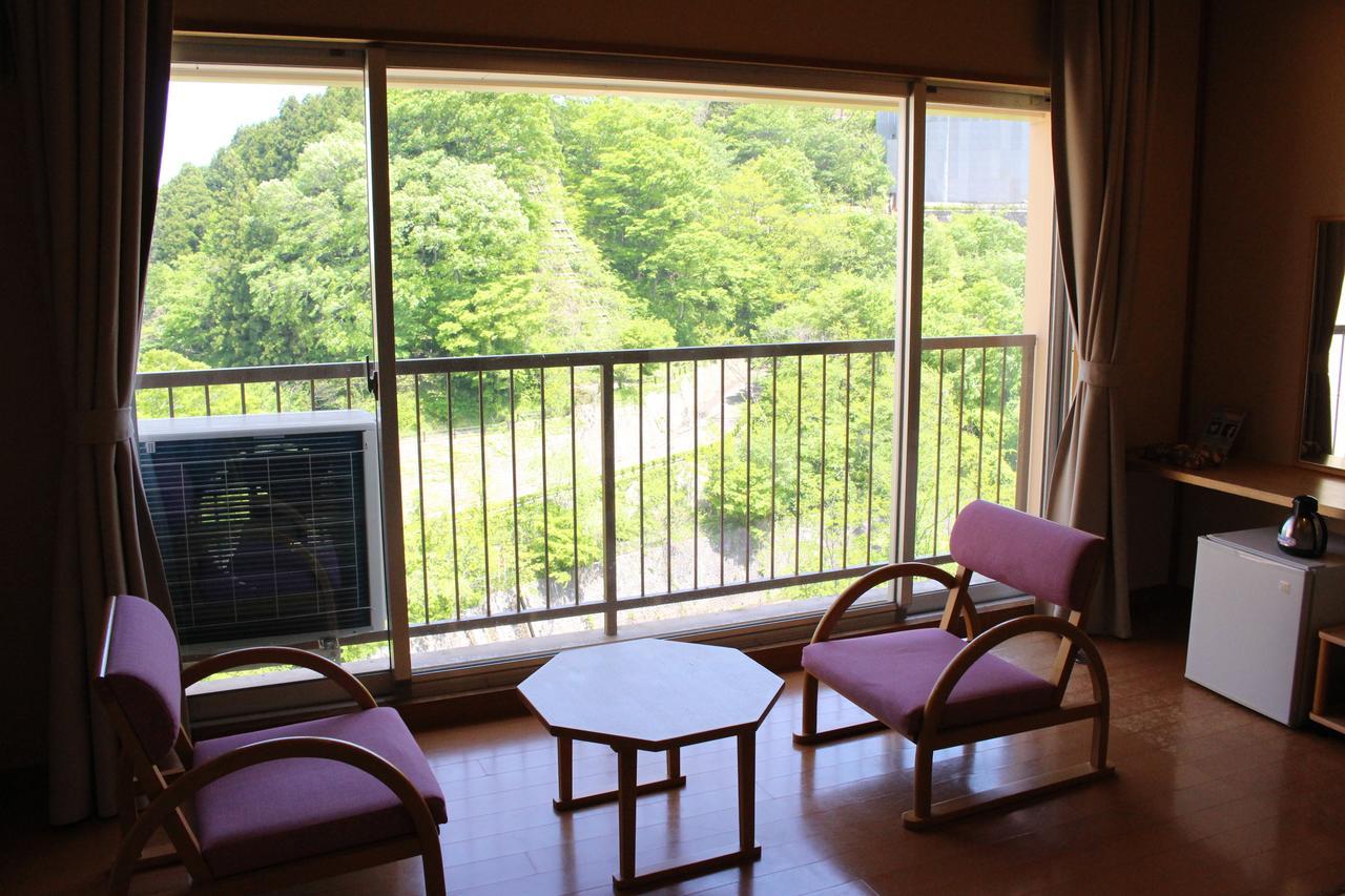 土湯温泉 やすらぎの宿 向瀧旅館 Фукусима Экстерьер фото