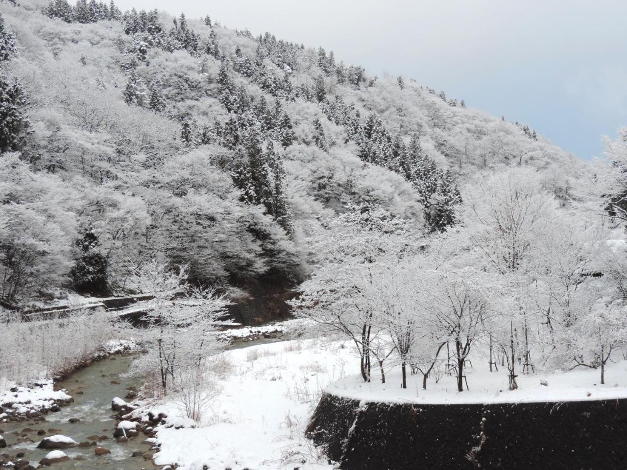 土湯温泉 やすらぎの宿 向瀧旅館 Фукусима Экстерьер фото